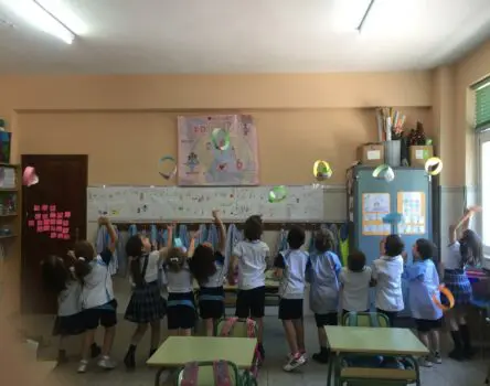 Niños de espaldas divirtiéndose en el aula