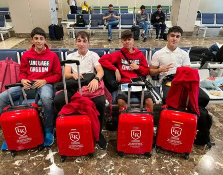 Estudiantes esperando por su avión para embarcarse en un Año Académico en el Extranjero