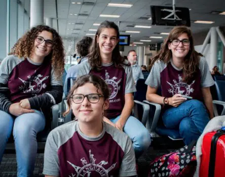 Estudiantes en el aeropuerto preparados para viajar