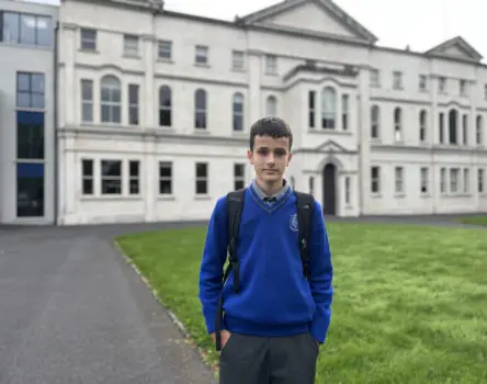 Estudiante español en Irlanda posando delante de su centro educativo