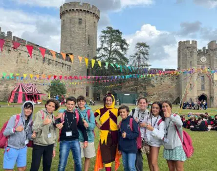 Estudiantes de programa de verano LK en una celebración medieval