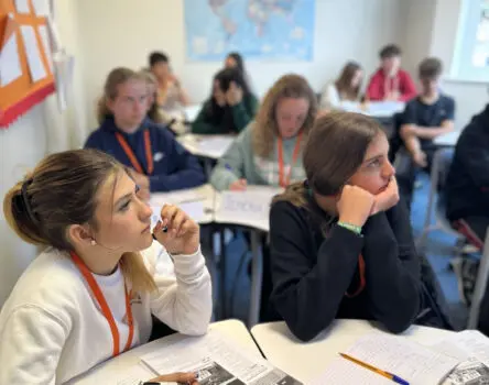 Dos estudiantes adolescentes atendiendo en su clase extraescolar de inglés