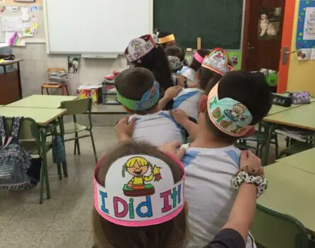 Niños haciendo un juego educativo en inglés en su colegio