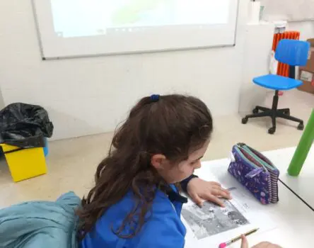 Niña con ejercicio de inglés en el colegio