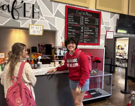 Dos alumnas de LK en Canadá compartiendo un momento en la cafetería de su boarding school