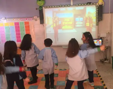 Niños jugando en las extraescolares de inglés de su colegio