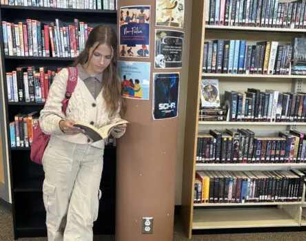 Estudiante de Language Kingdom leyendo en la biblioteca