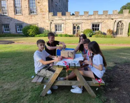 Cuatro jóvenes merendando en su viaje de verano