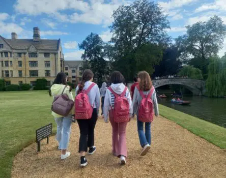 Niñas de espaldas con su mochila LK