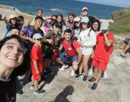 Selfie de monitores y niños en summercamp