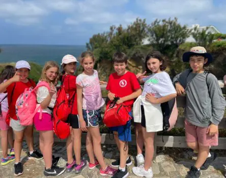 Estudiantes que participan en un campamento escolar