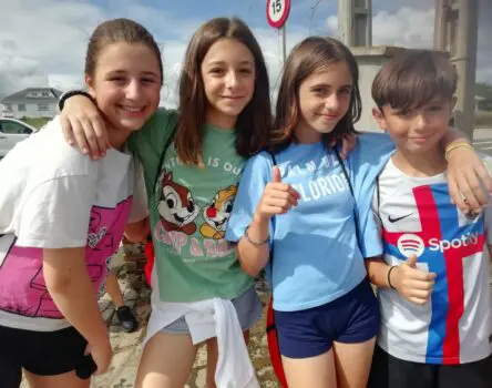 Niñas posando felices en su campamento de verano en inglés