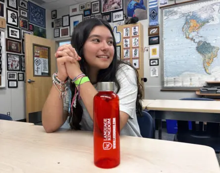 Estudiante con botellín de Lk en una clase