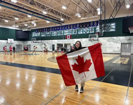 Alumna española en Canadá sujetando bandera del país