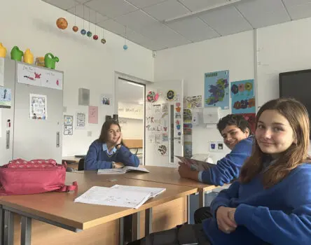 Tres alumnos en Irlanda en clase