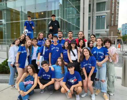 Viaje de adolescentes al extranjero con camiseta azul