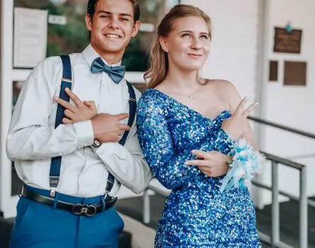 Dos amigos posando camino a su graduación del j1