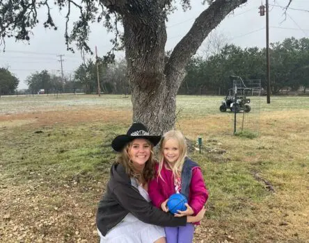 Estudiante con su pequeña host sister en Texas