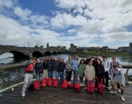 Grupo de estudiantes de verano en Limerick con sus mochilas rojas LK