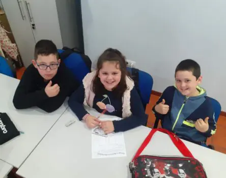 Tres alumnos de la Academia de Tineo sentados en su clase