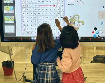 Niñas haciendo ejercicios en inglés pizarra digital en academia de inglés Language Kingodm Oviedo