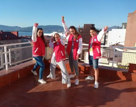 Estudiantes poniendo una pose divertida con sus sudaderas rojas de BDA