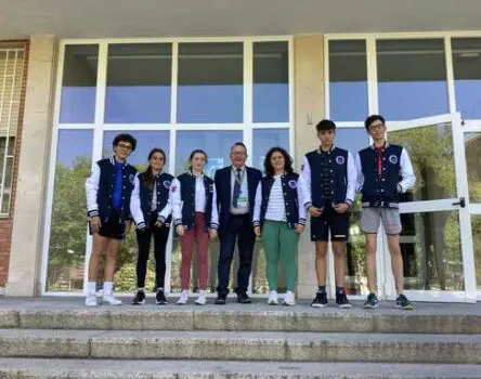 Estudiantes en la puerta del colegio llevando puesta su sudadera de Bachillerato Dual Academico de LK