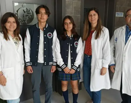 Alumnos y profesores que forman parte en un colegio del programa BDA LK