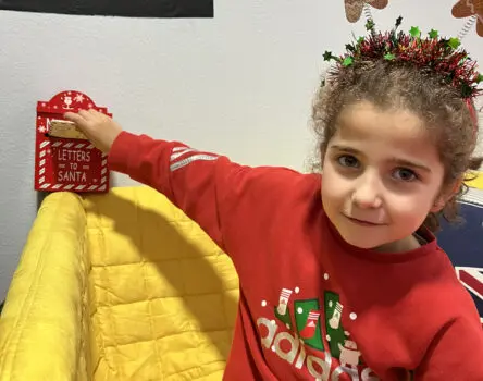 Niña echando carta a Santa