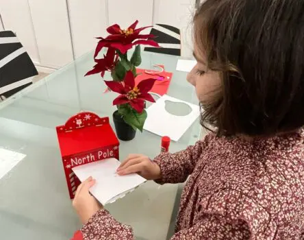 Niña preparando carta a Papá Noel en Navidad en su academia de idiomas de Oviedo