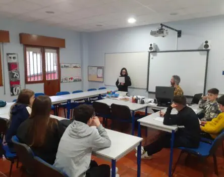 Un momento de una clase de inglés en la Academia de Tineo