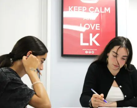 Alumnas concetradas en sus ejercicios de inglés en oviedo