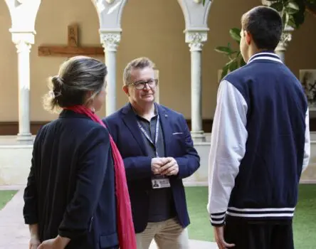 Director de BDA hablando con alumno en colegio