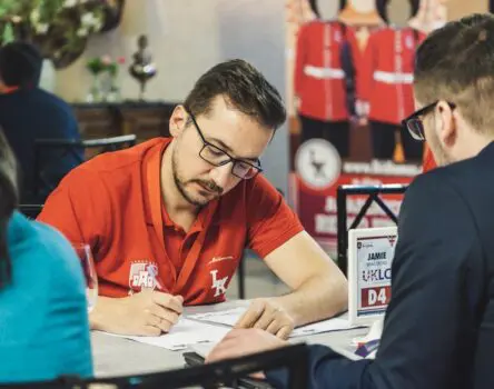 Director de programas de Verano reunido