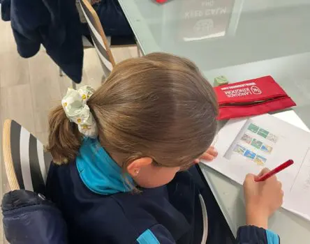 Niñas de primaria estudiando inglés en clase en su academia de idiomas de Oviedo