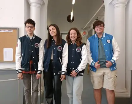 Estudiantes posando con sus sudaderas de BDA en su colegio