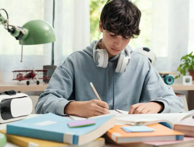 Estudiante preparando su expediente de matriculación