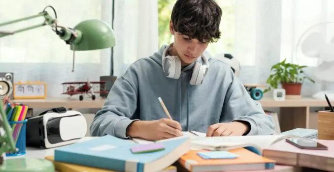 Estudiante preparando su expediente de matriculación