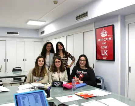 Grupo de estudiantes en Oviedo en una clase con su profesora de inglés