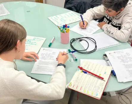 Niños haciendo deberes concentrados en la Academia LK de Oviedo