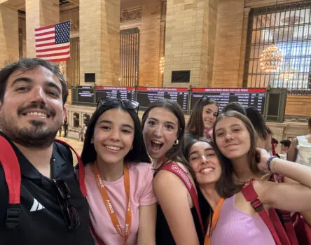 Monitor acompañado por sus estudiantes en un viaje de verano a Nueva York