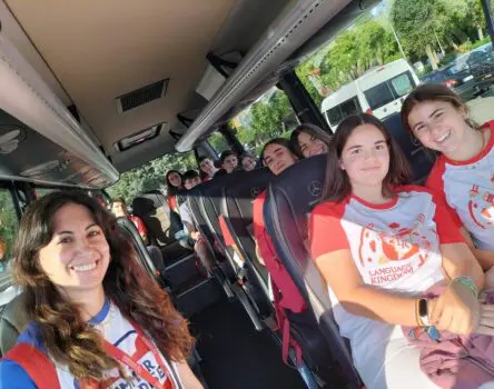 Una monitora acompañando a un viaje de verano a los estudiantes de LK