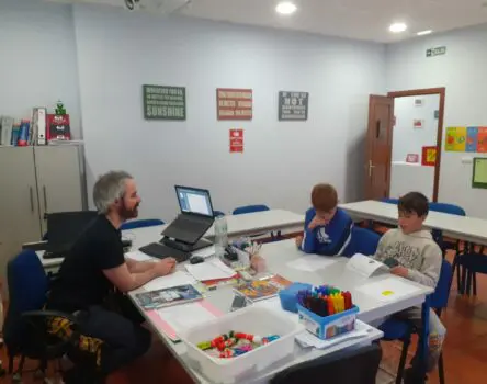 Profesor dando clase en la Academia de Tineo LK