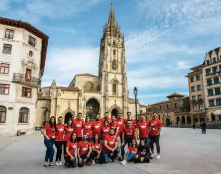 Personal de LK en Oviedo frente a la Catedral