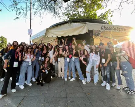 Estudiantes posando frente a una churrería en un viaje educativo a España