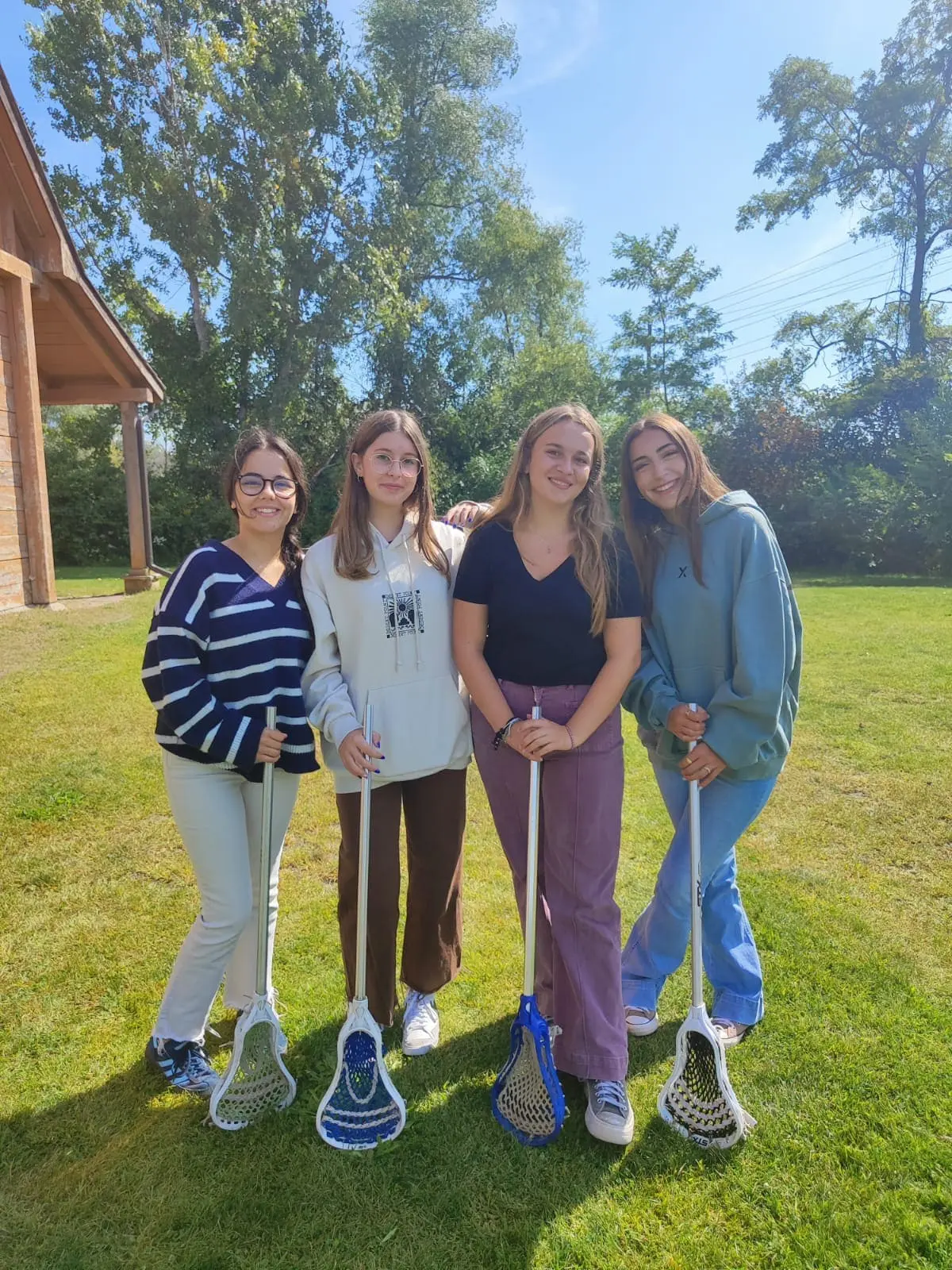 Compañeras practicando deporte en su experiencia de año académico