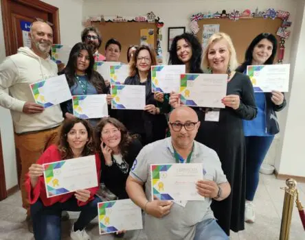 Estudiantes mostrando sus diplomas