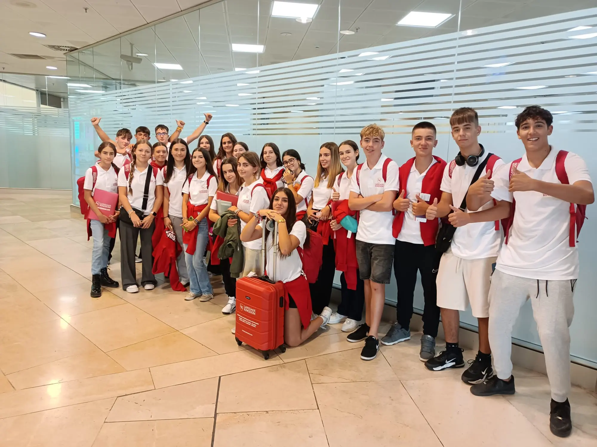 Chicos expectantes antes de su salida para pasar un curso en el extranjero