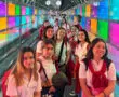 Estudiantes en el aeropuerto en la cinta transportadora preparados para su viaje académico al extranjero