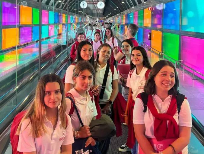 Estudiantes en el aeropuerto en la cinta transportadora preparados para su viaje académico al extranjero